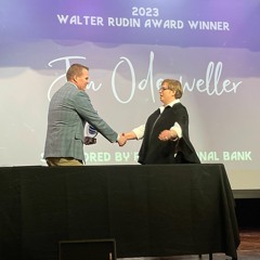 Jen Odenweller receives the Walter Rudin Award from Experience Mount Vernon