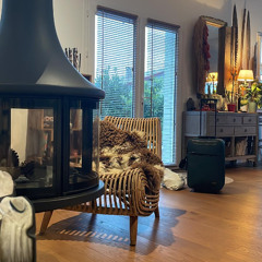 She walks down the stairs (DEMO)