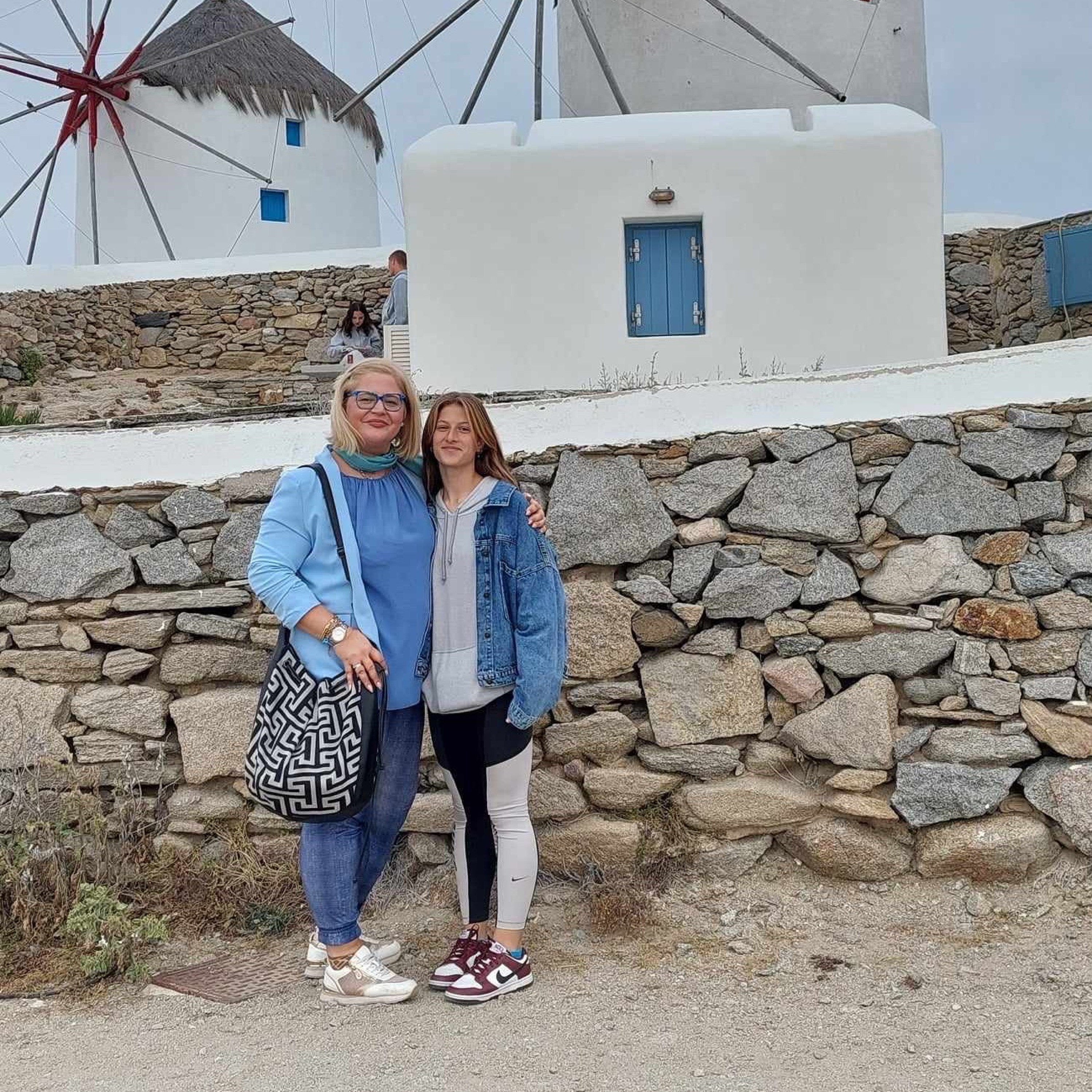 Δώρα Λυμπέρη Διευθύντρια Γυμνασίου Μούδρου και Στέλλα Μπαλτζή episode artwork