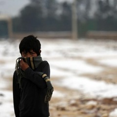 بصوت عذب رقيق.. مهجّر سوري يغني أمام خيمته التي حاصرتها الأطيان والأمطار