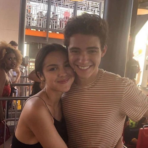 𝐓𝐫𝐚𝐢𝐭𝐨𝐫