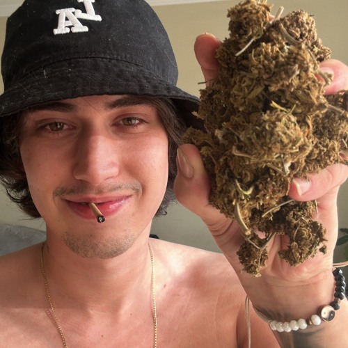 Acordei tão bem, fumei um baseadão 🍁☘😃(prod.WhiteMayo)