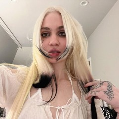 my fav grimes╰(*´︶`*)╯♡