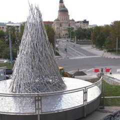 Скандальна перебудова замість ремонта. В історичному центрі звʼявилося штучне багаття