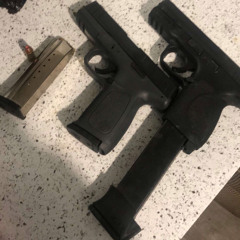 2 GLOCKS LIKE TWIN SISTAS