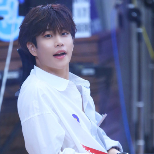 アイドル ASTRO MJ everything about mj is so pretty! his eyes, his smile, his