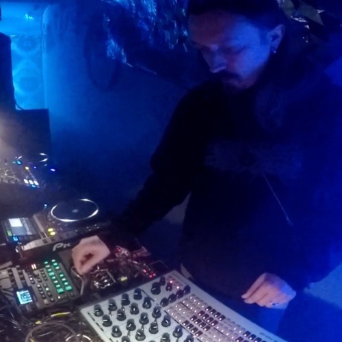 FAT FRUMOS: Pixel Gigs: Sikalafą Neon Freaky Bar: breakcore liveact