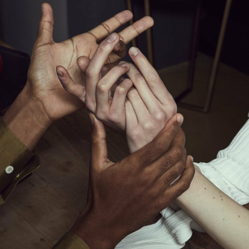 من فرط التيه نلتوي.. فنجدُنا