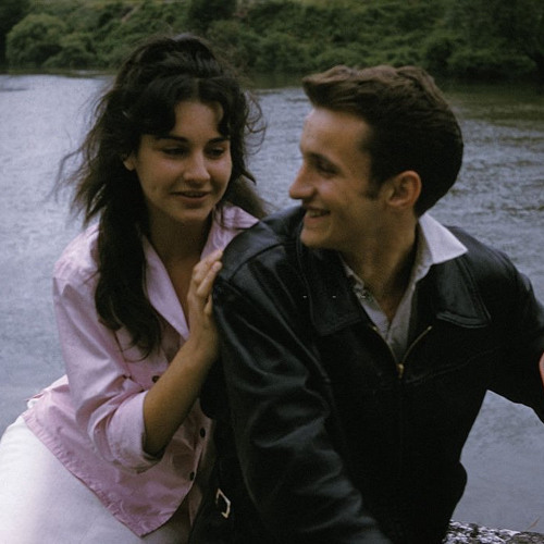 رغم البعد مفيش بينا مسافات