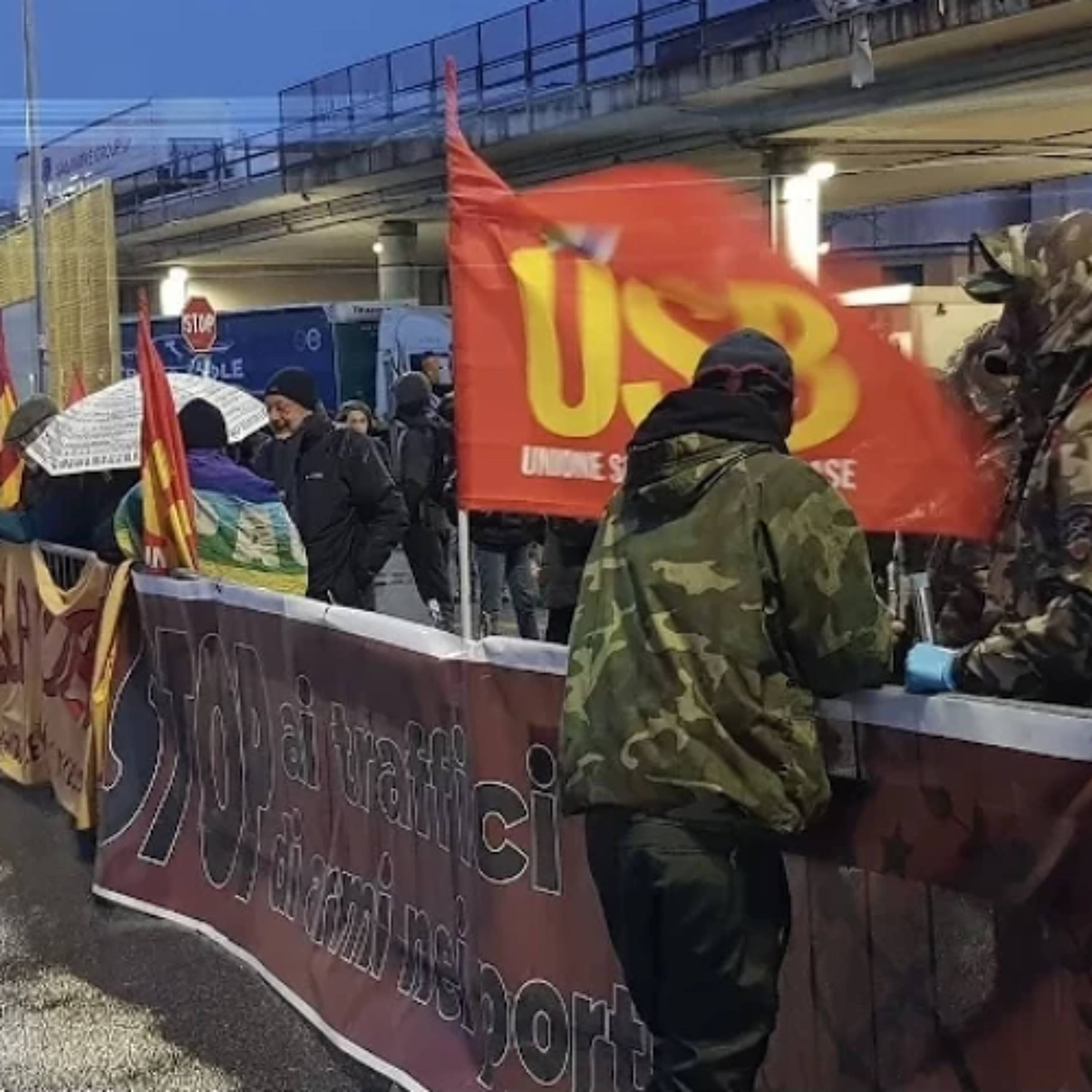 Model motion: Dockers, don’t work for war!