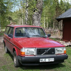 En röd Volvo 245