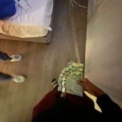 👨🏿‍🦯😤😷