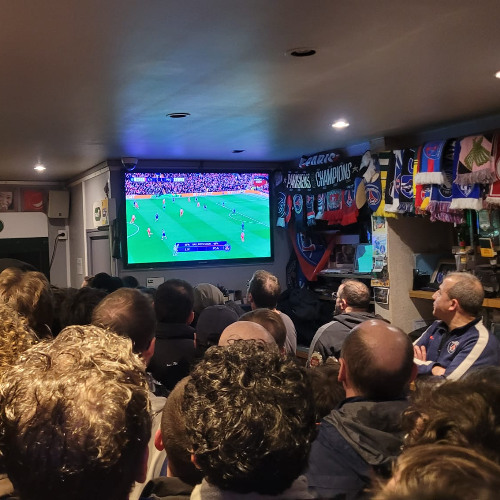 En direct d'un bar de supporters parisiens pendant Liverpool-PSG