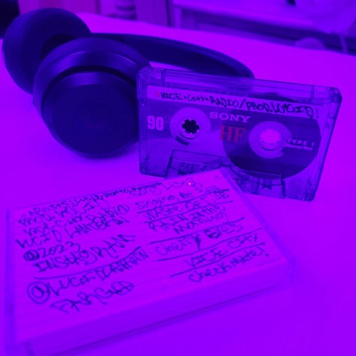 ꜱɪɴɢɪɴɢ ᴀᴛ 3 ᴀᴍ ᴘʀᴏᴅ. ʟᴜᴄɪᴅ ʟᴀɴᴛᴇʀɴ