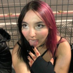 GAROTA TU PARECE UM DROMEDÁRIO USANDO UMA PERUCA COLORIDA CALA BOCA