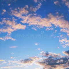cieli azzurri al tramonto.