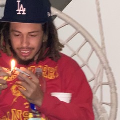 ion got no phone >.< (pardonbenji bloom)