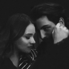 بعينيها شفتك غِرقانه ..