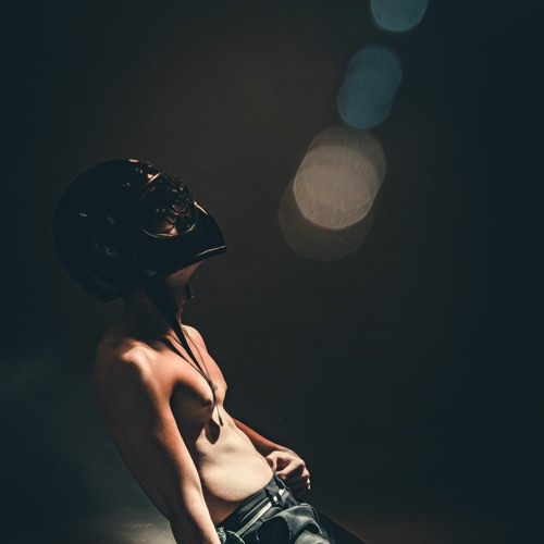 Co gai nam do chung ta theo duoi