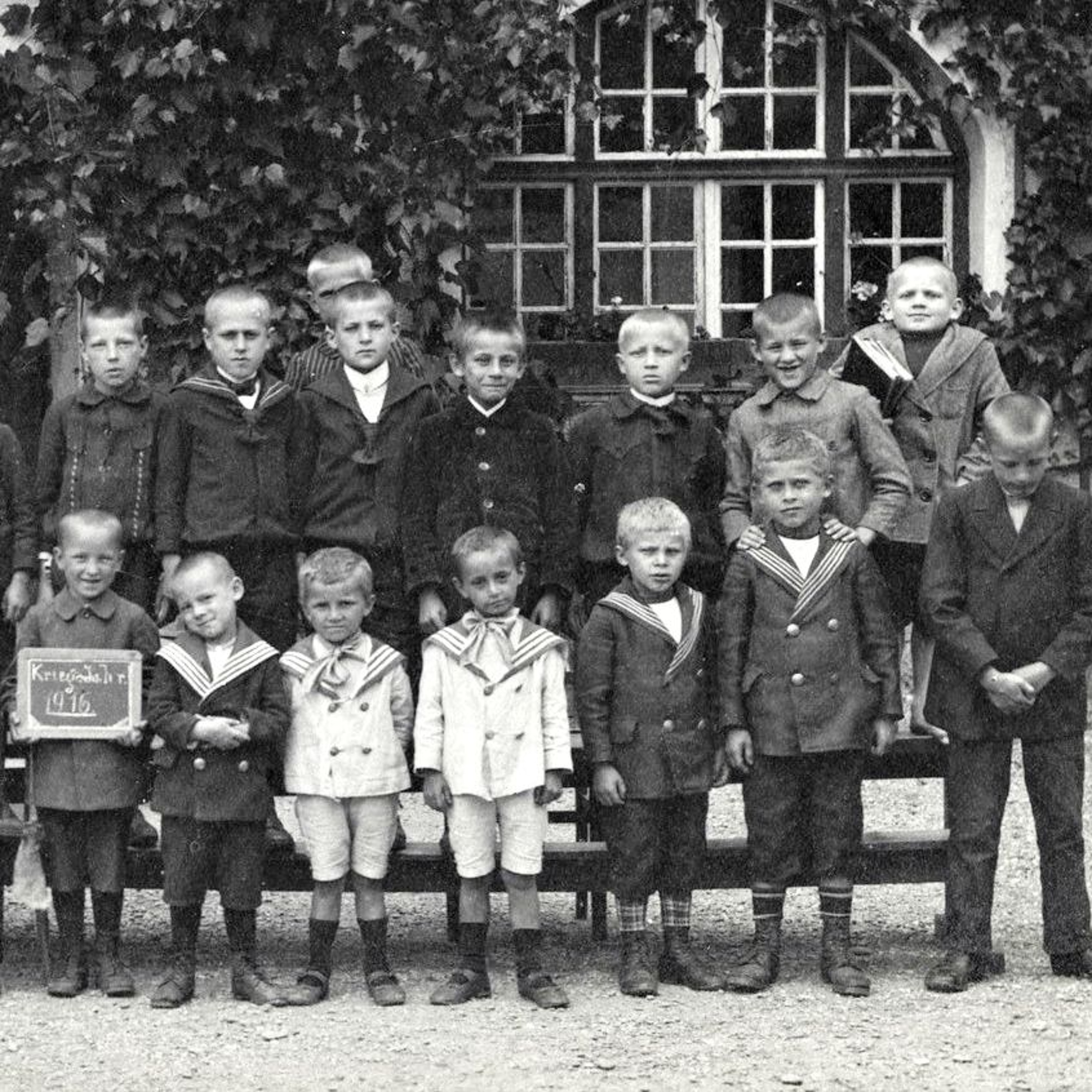 13 Gedichte gegen den Krieg: Chor der Kriegswaisen - von Mascha Kaléko