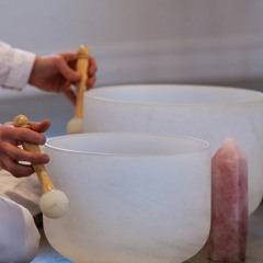 Alineación energética con cuenco de cristal