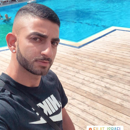 עומר אדם שמלה אדומה