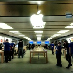 Dondy and Angus at the Genius Bar