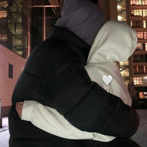 بحضني اتخيلك مرات 🫂 .