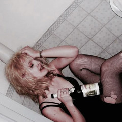 Courtney Love (@1eworld)