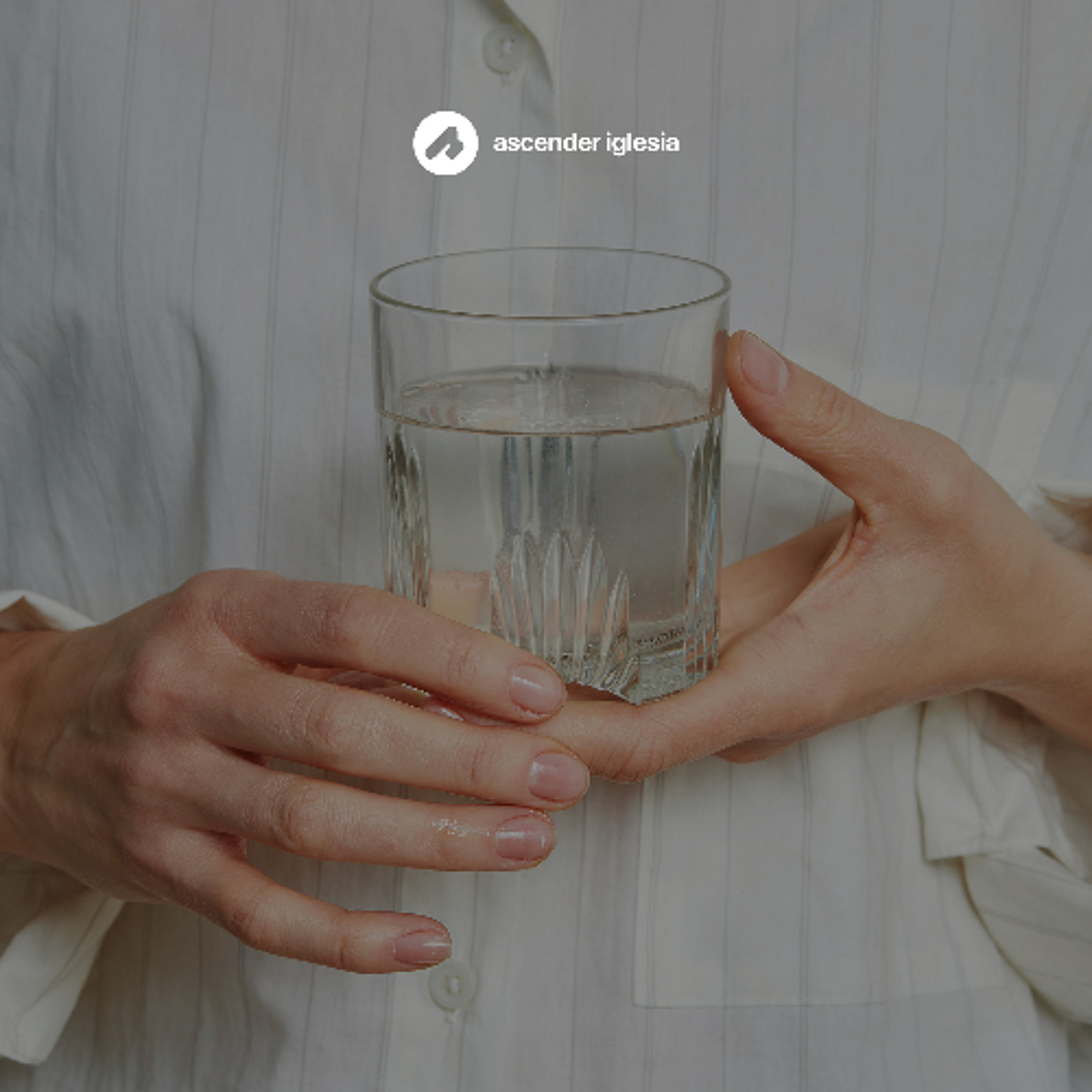 Un vaso de agua fría