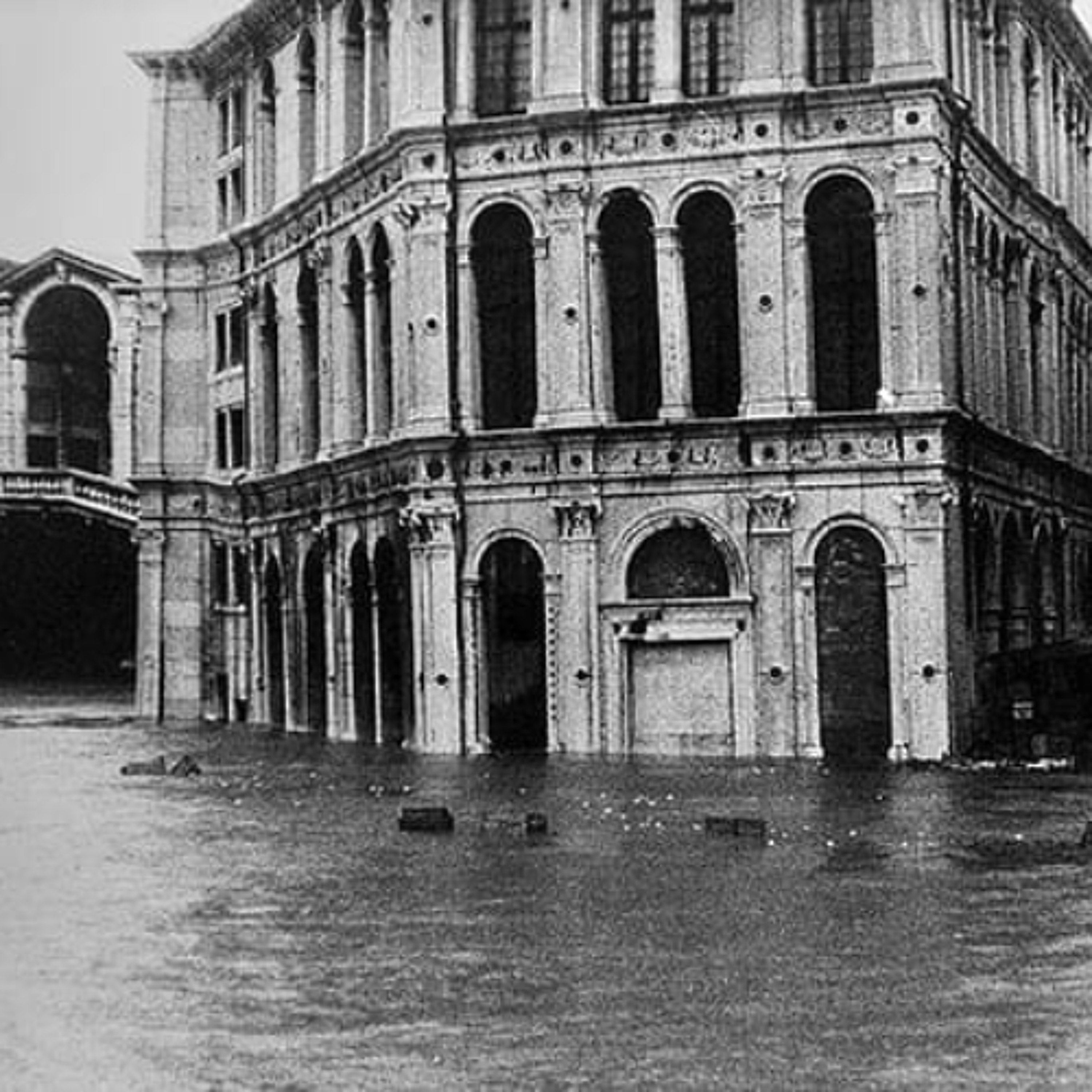 Unlocked -- The Impossible City: The History of Venice -- pt. 3: Metropolis or Museum?