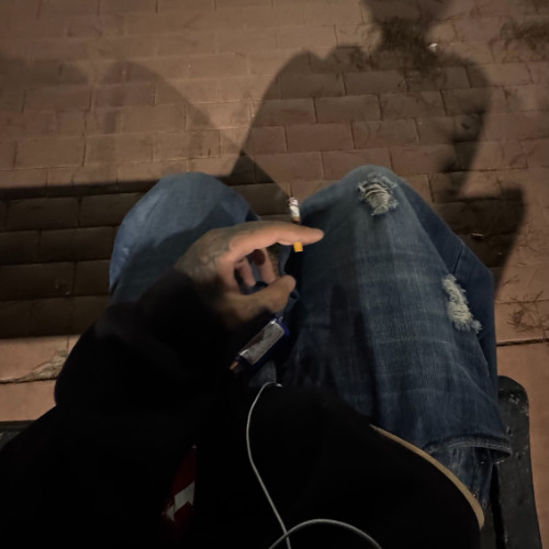 im chilln now been homeless for a min but im back none in my crib doe shit b happening broke up n now i gotta paint my shi fw me in comments (prod orchead420)