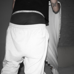 encontré una radio al fondo de la piscina de los backrooms y no supe que pilas ponerle.