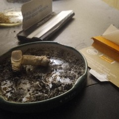 Fumando en el balcon