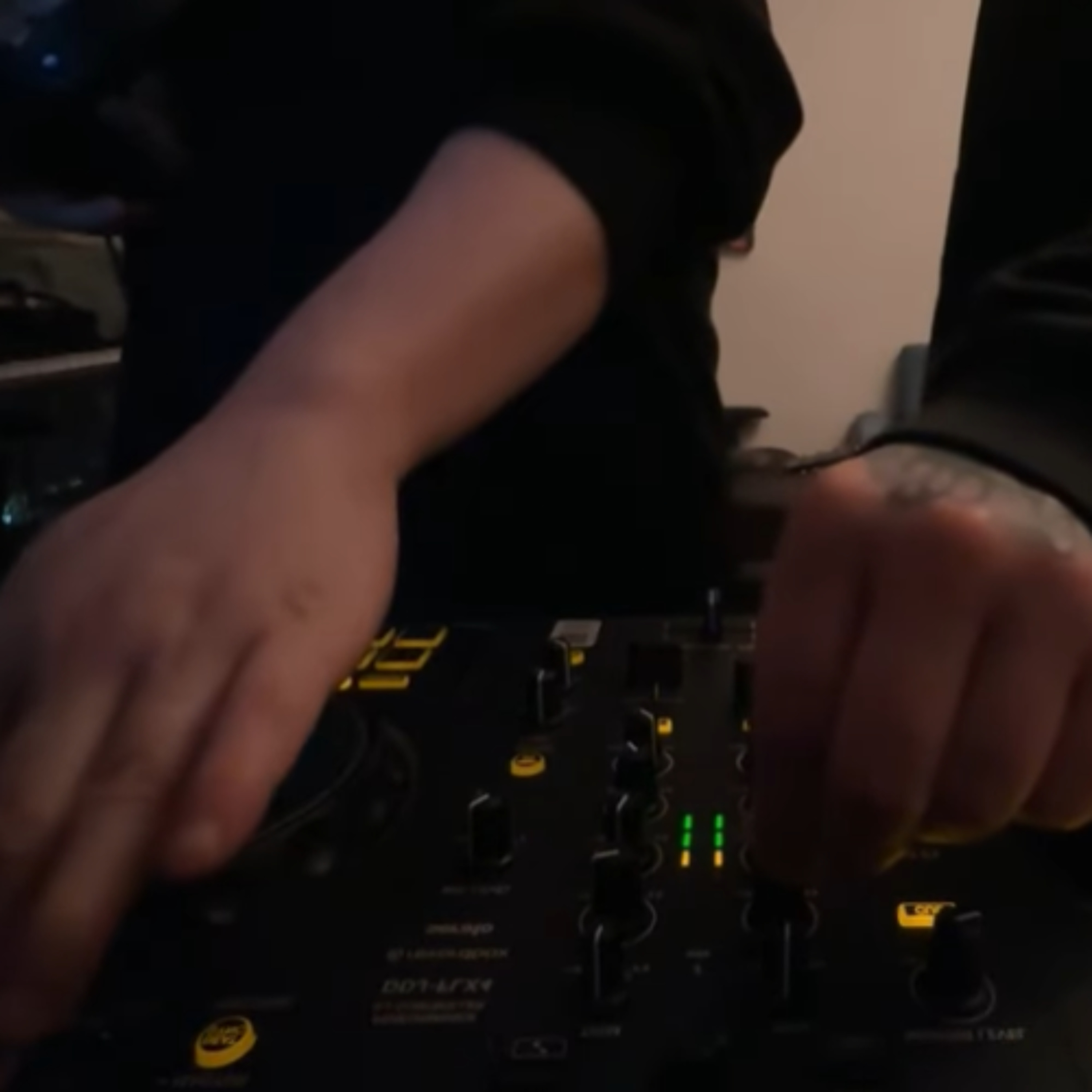 Live From the Unknown Folder #1 - Sr rockefeller B2B Solar House & Techno episode artwork