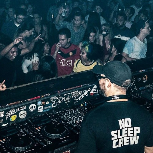 REGINALD MIXES & LIVE