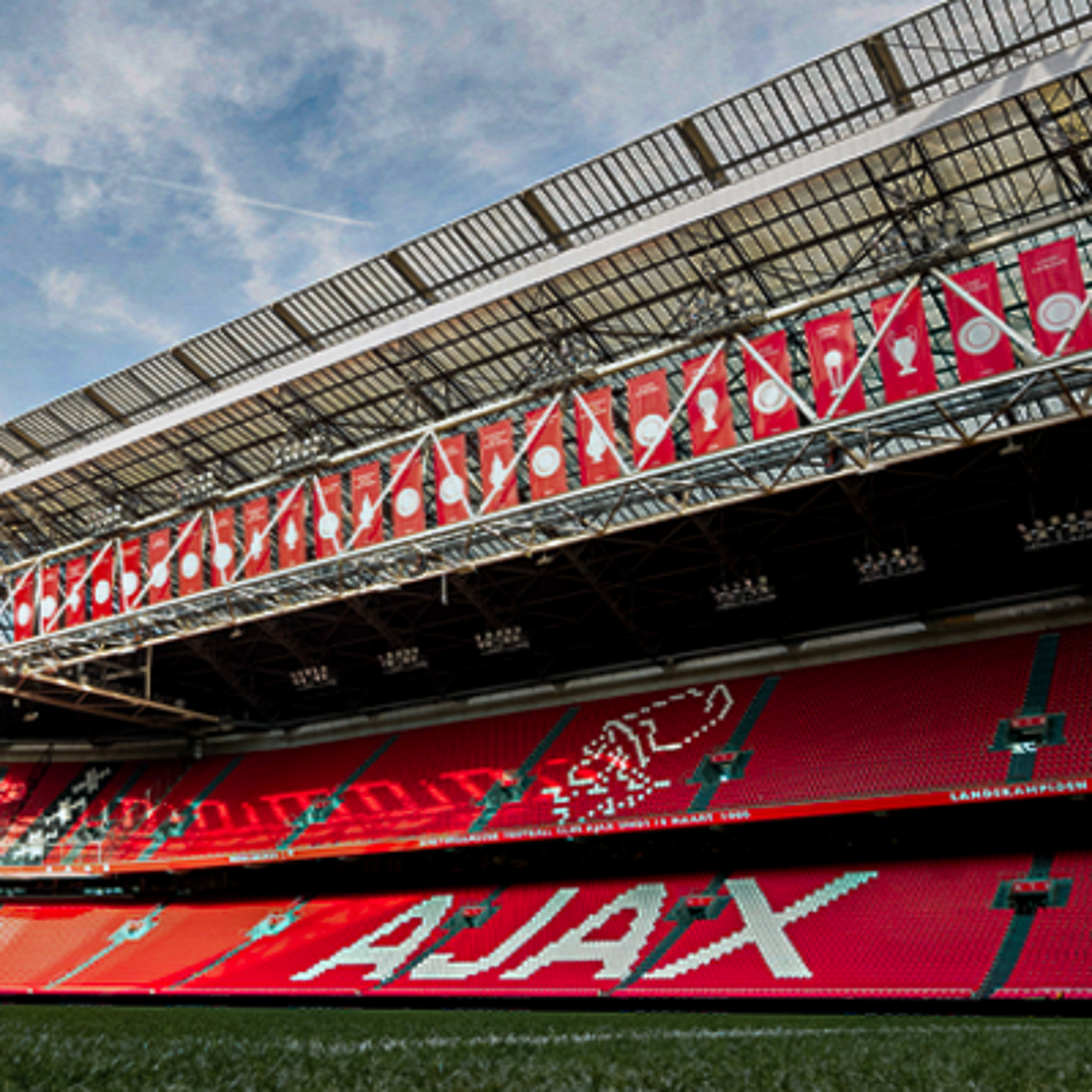 "Míchel begint goed met Ajax en heeft de basis gelegd" episode artwork