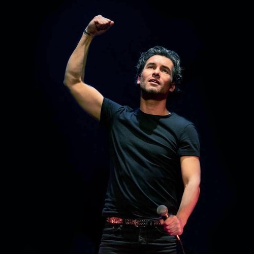 Chris Mustamu - lead zanger