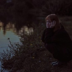 l'eau sombre reflétera un coucher de soleil orangé