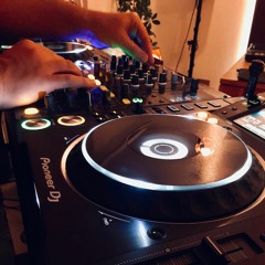 Living Room Session With Claudio Magnano