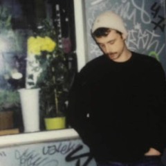 con il cappuccio tirato su