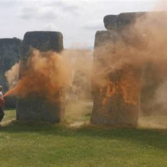 Best People Spray Paint Stonehenge Tours Review
