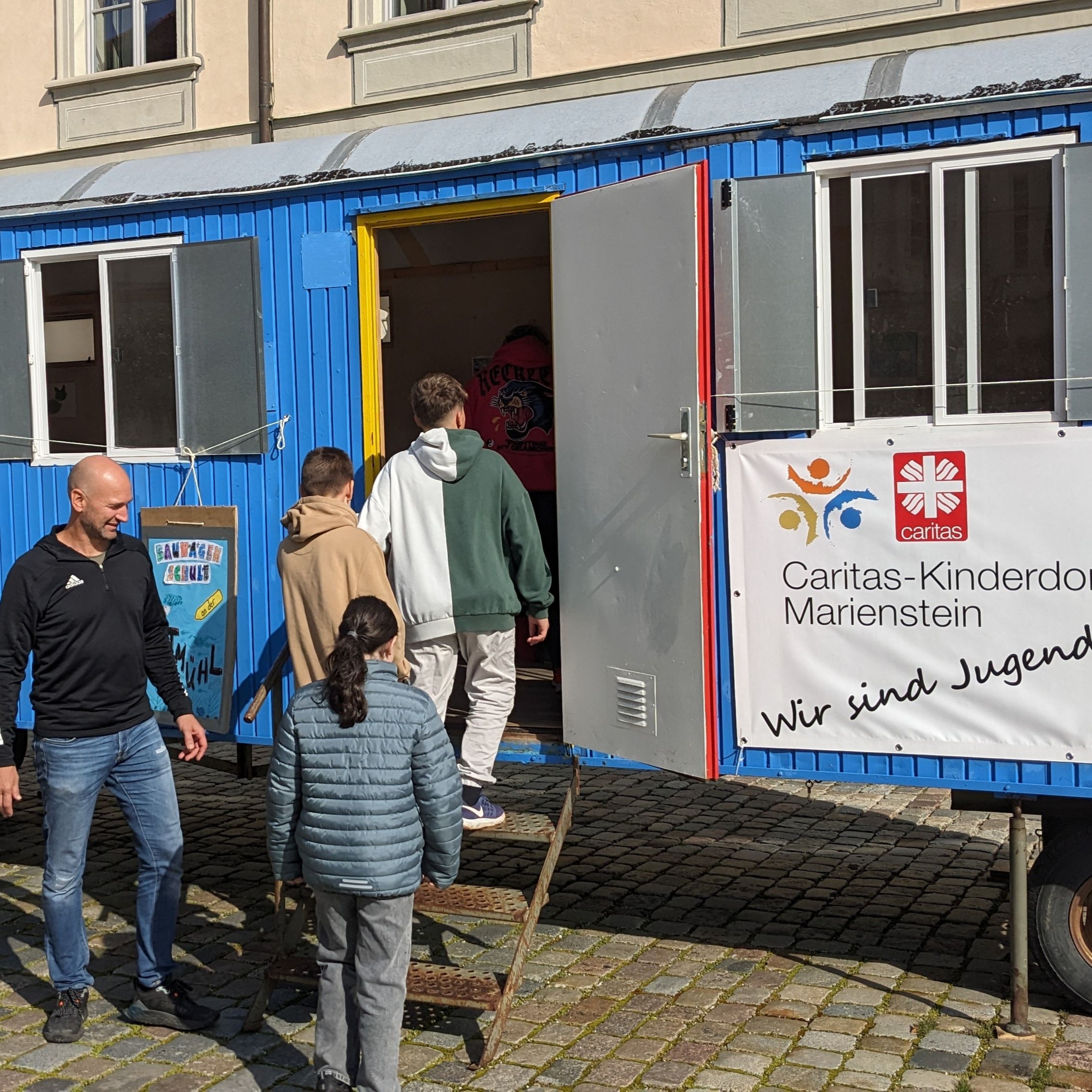 Mobiles Klassenzimmer auf dem Residenzplatz: Der blaue Bauwagen des Caritas-Kinderdorfes episode artwork