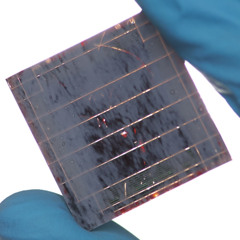 KI-gestützte Detektivarbeit - Interdisziplinäres Forscherteam am KIT optimiert Perowskit-Solarzellen