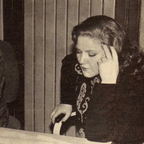 ميادة - علمتني في حبك ألوان