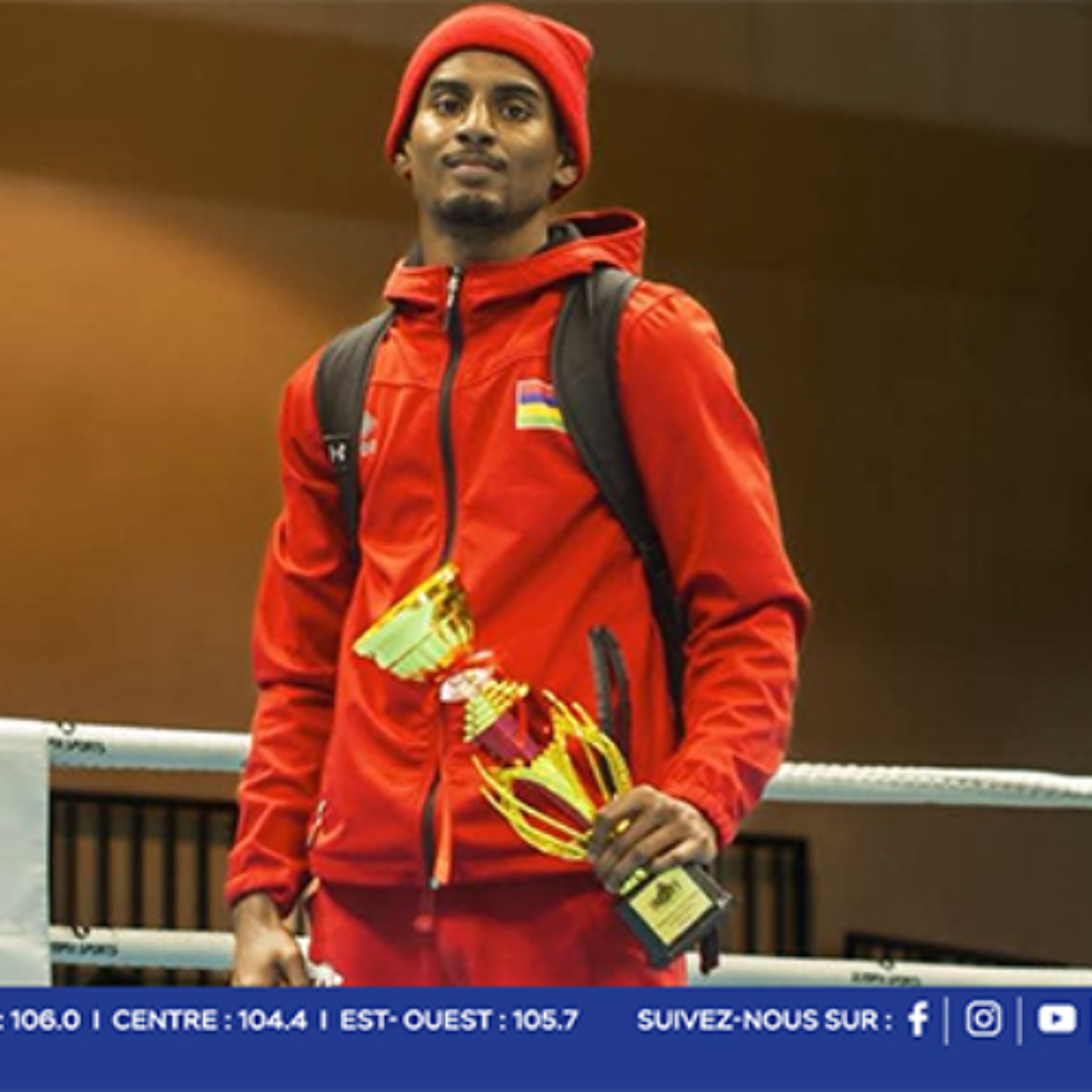 Deven Nagalingum félicite le boxeur mauricien Niven Chemben pour sa victoire au Legends of the Ring
