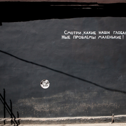 Харків застиг під ніччю — вибухи ріжуть