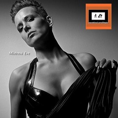 De eerste keer naakt voor Mistress Eve