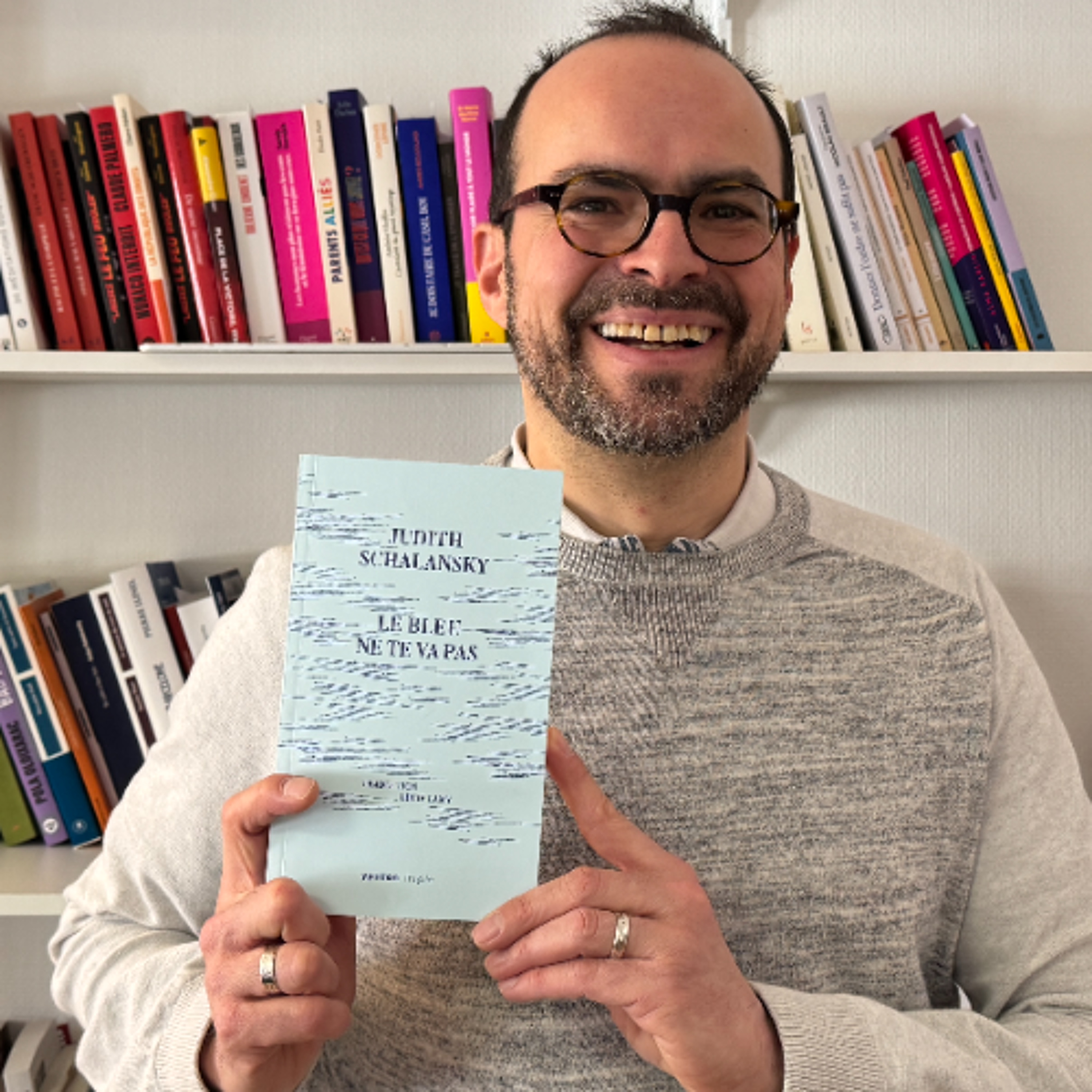 “Le bleu ne te va pas” : Quand l’enfance se heurte aux interdits