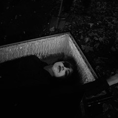 Плачу  кровью